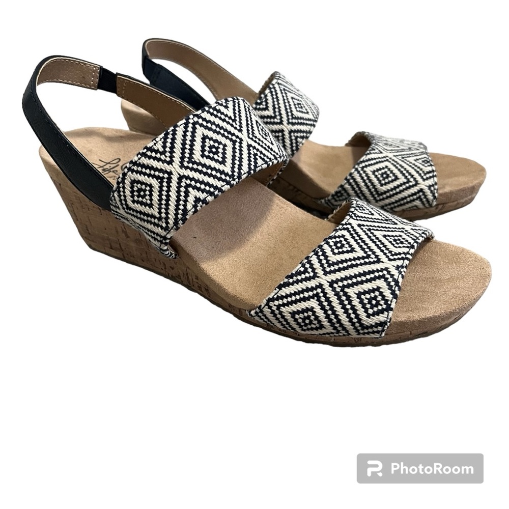 Life Stride size US7M women’s soft system wedge sandals